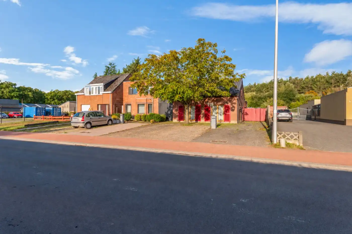 Instapklare woning met 3 slpk., tuin en magazijn te Nijlen foto {{pictureIndex}}