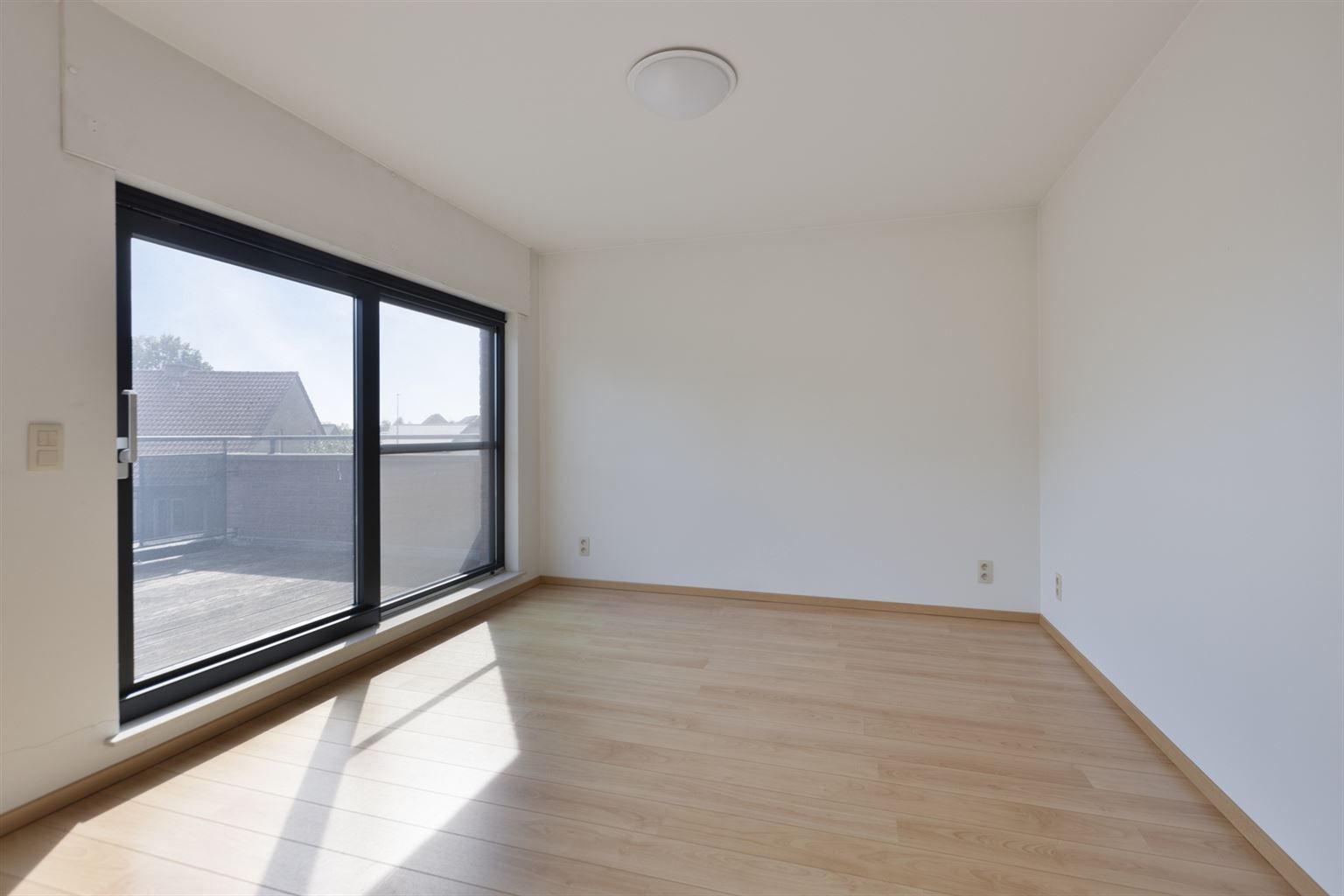 Instapklare, vrijstaande woning op 5a14ca. Voorzien van 4 slaapkamers en een inpandige garage op een rustige locatie in Kinrooi.  foto 16