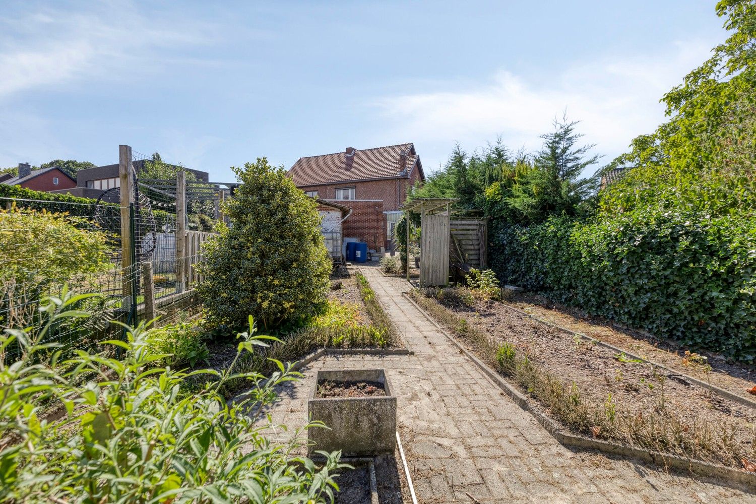 Op te frissen woning met 3 slaapkamers, garage en tuin foto 31