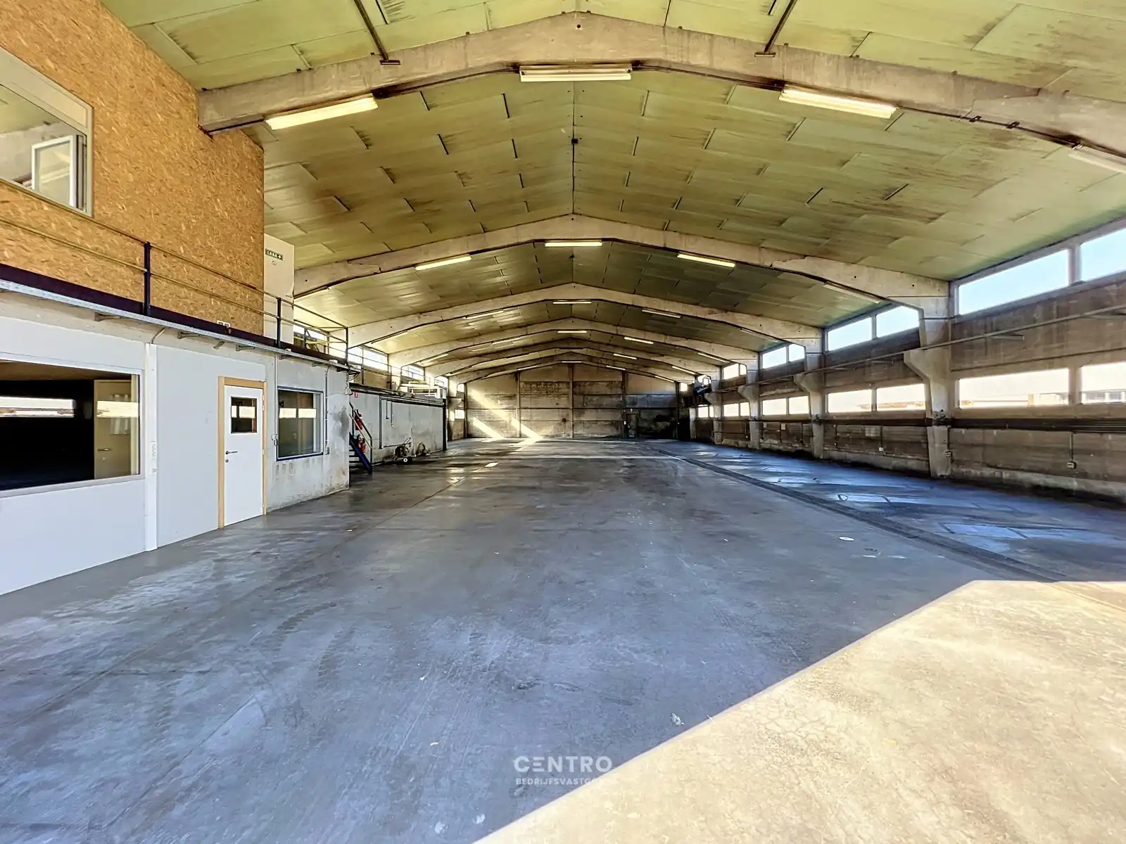 Magazijn met bureel (± 840m²) op INDUSTRIEZONE met gelijkvloerse LICHTRIJKE woonst  (o.a. 3 slpks, 2 garages,...)  op een prachtig HOEKperceel van 2.061 m² te Diksmuide! foto 8