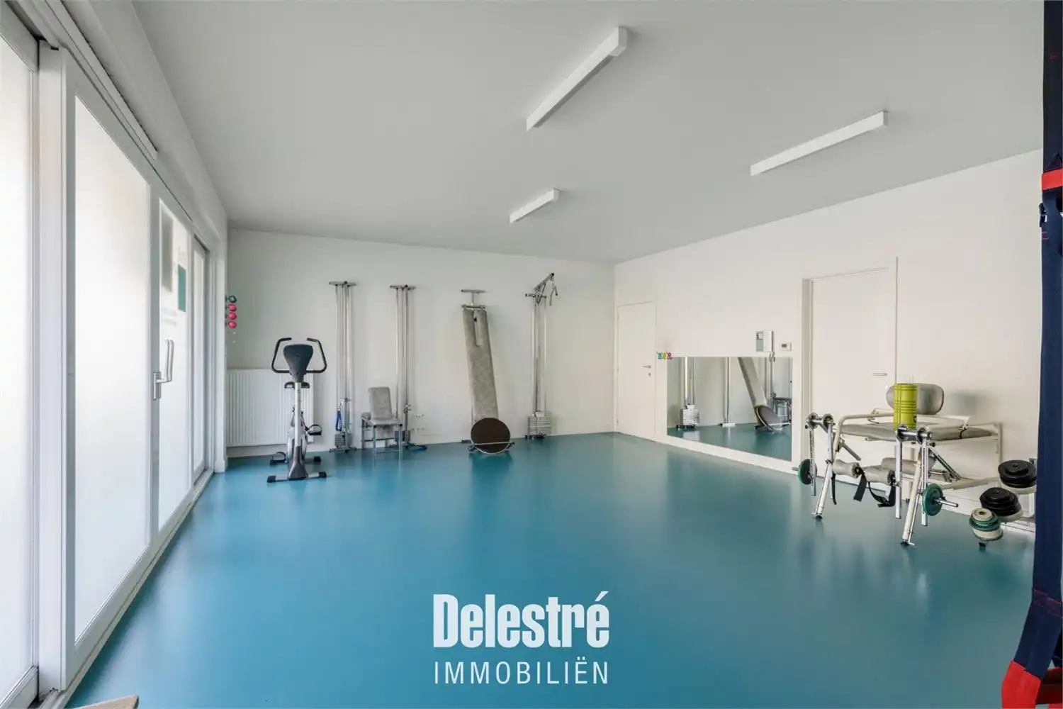 INSTAPKLAAR COMMERCIEEL GELIJKVLOERS OF KANTOOR foto 5