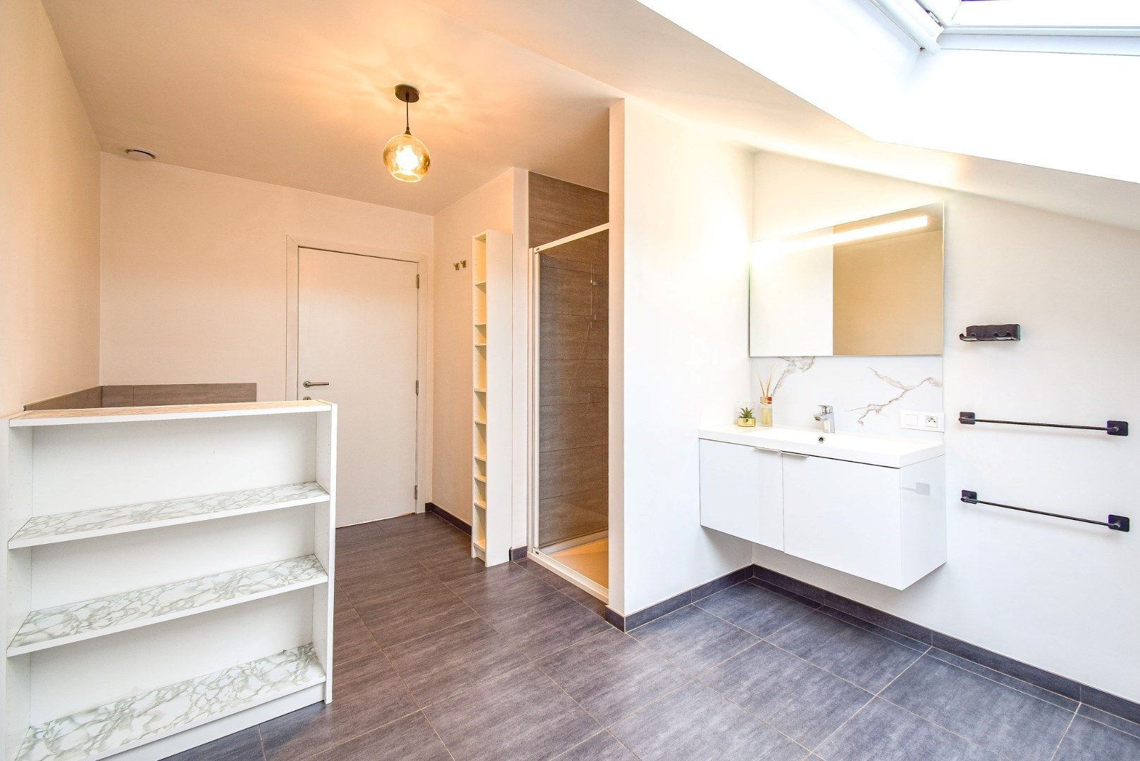 Instapklare woning met 3 slaapkamers en inpandige garage op centrale ligging te Zevekote foto 11