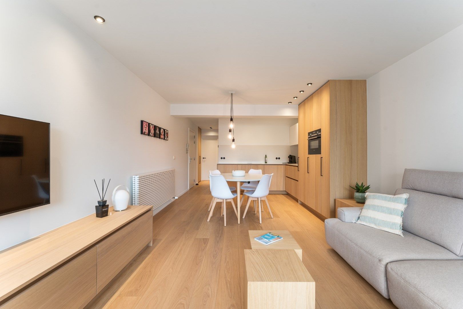 Stijlvol gerenoveerd appartement met twee slaapkamers in Sint-Idesbald foto {{pictureIndex}}