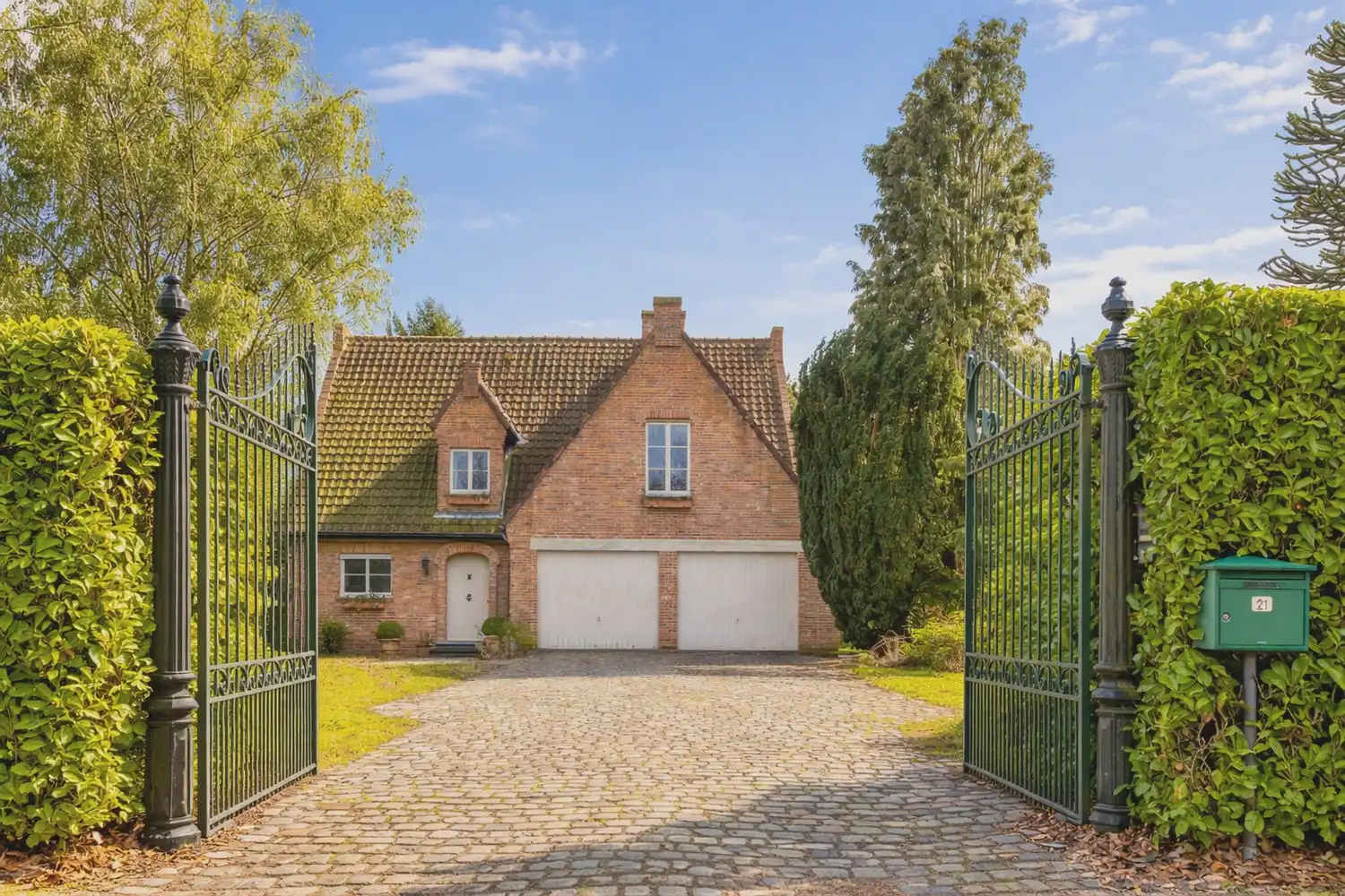 Hoofdfoto van de publicatie: Landelijke villa met dubbele garage en grote tuin te Sint-Denijs-Westrem