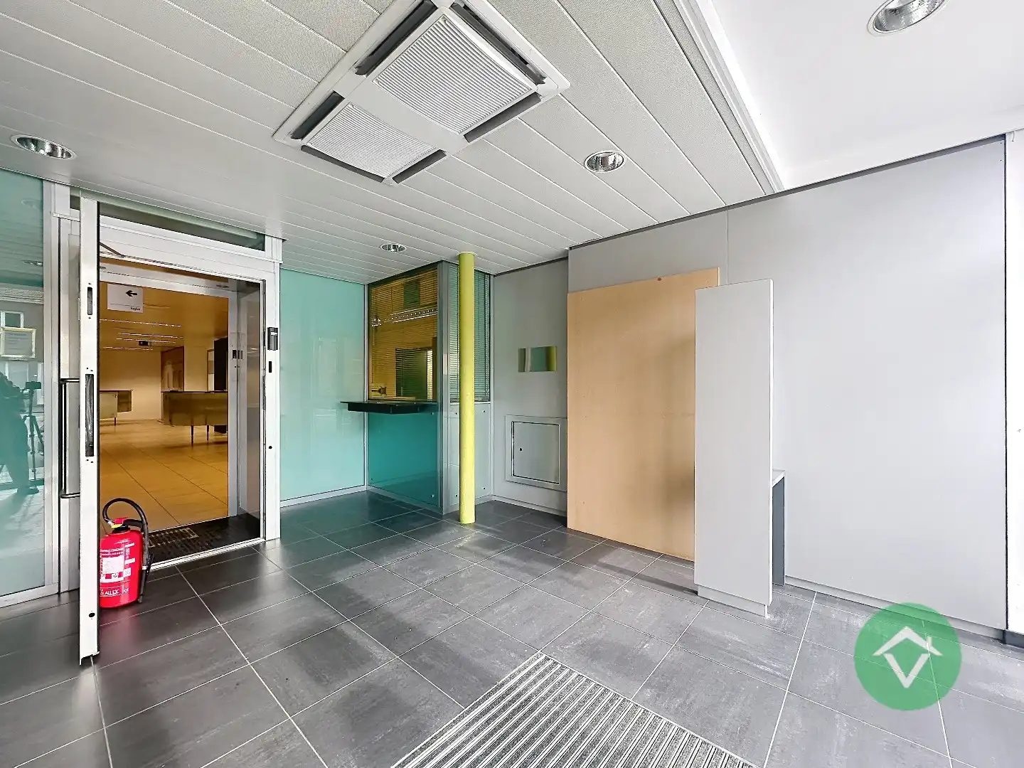 Commerciële toplocatie in Vleteren met burelen, vergaderruimtes en parking foto 6