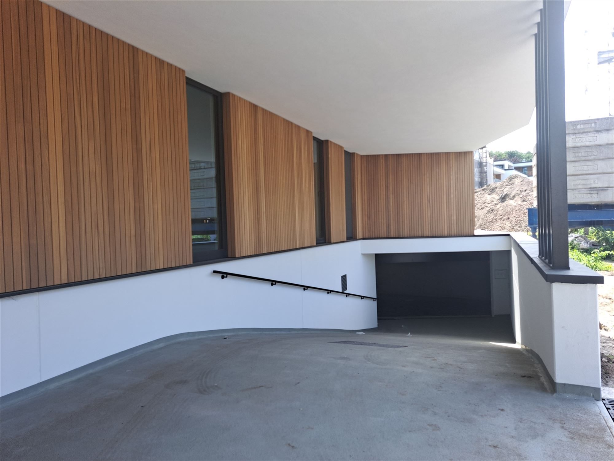 Ontdek dit moderne appartement met een luxueuze afwerking en mooi design. 2 slaapkamers met elk hun badkamer. En met ondergrondse parking. foto 21