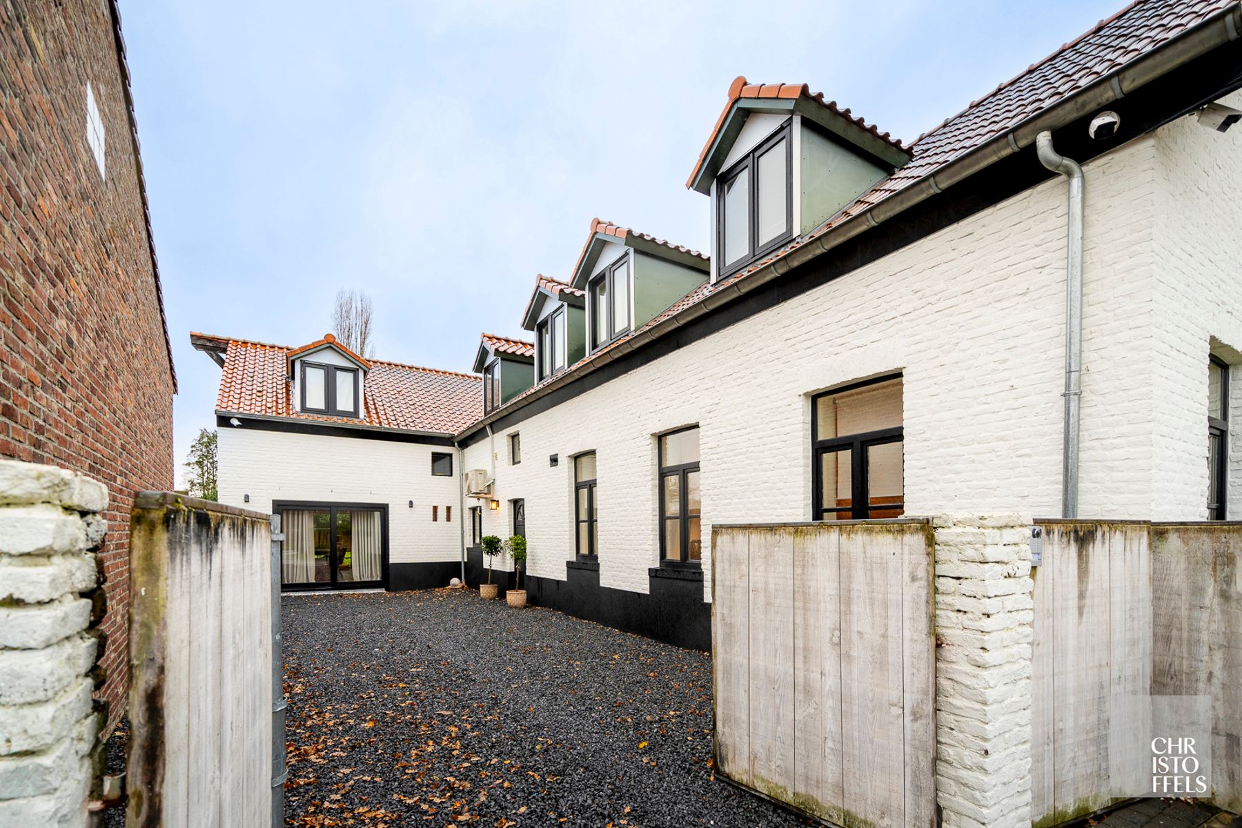 Gerenoveerde langgevel hoeve op een perceel van 1.060 m²!  foto {{pictureIndex}}