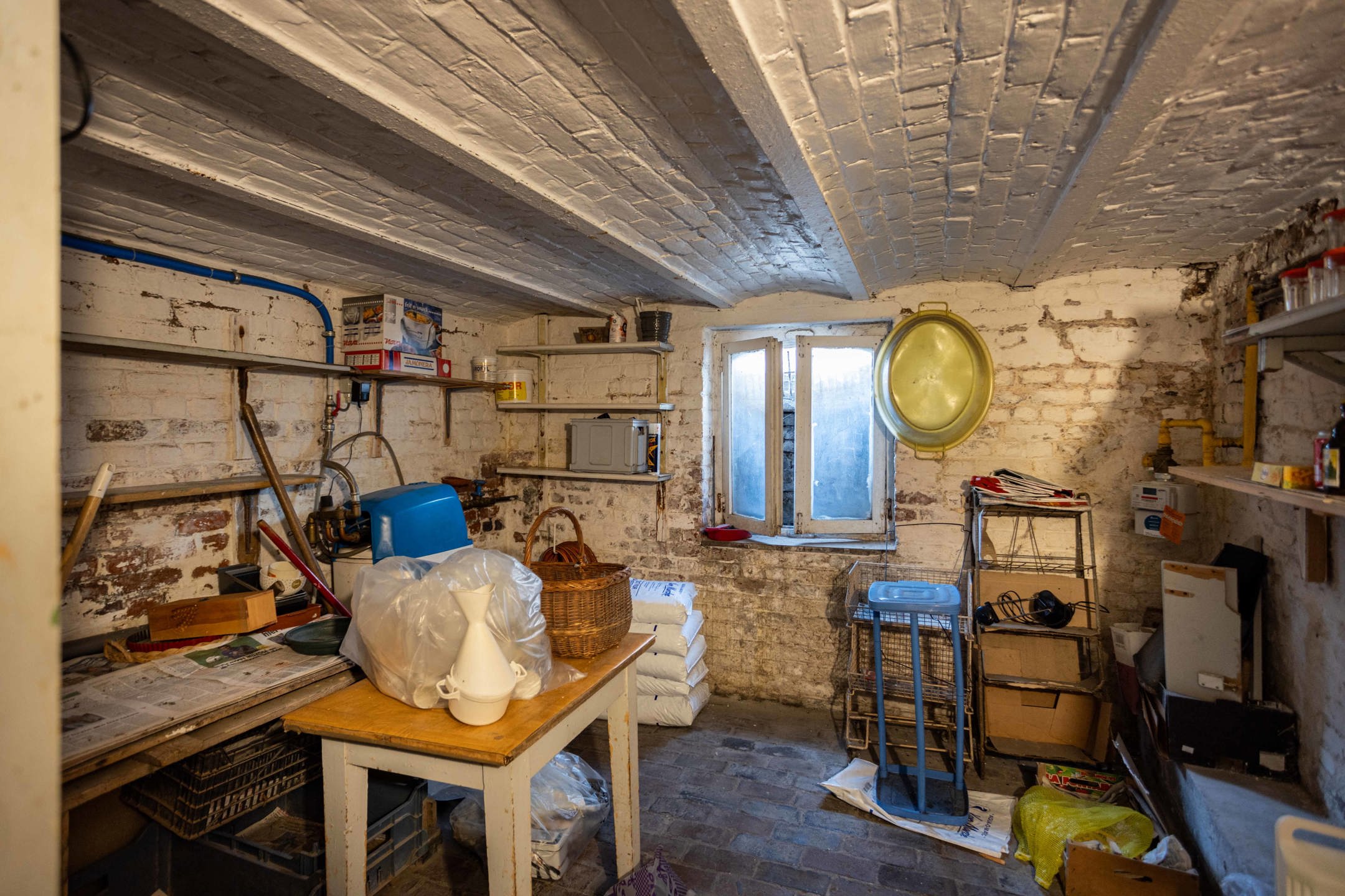  Verassend ruime, te renoveren woning in Ronse foto 21