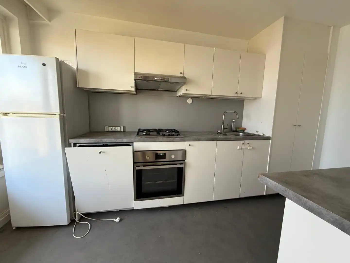 Een op te frissen appartement van ca. 75m² met oa. 2 slaapkamers foto 3