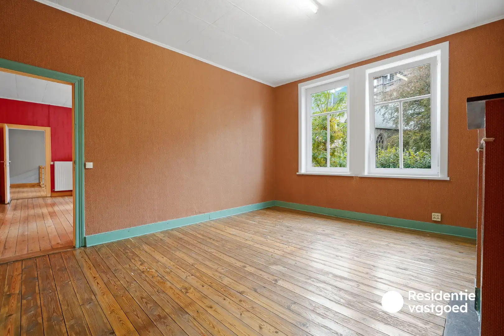 Veelzijdig eigendom met handelsruimte, ruime woning en bouwgrond in centrum Merkem! foto 8