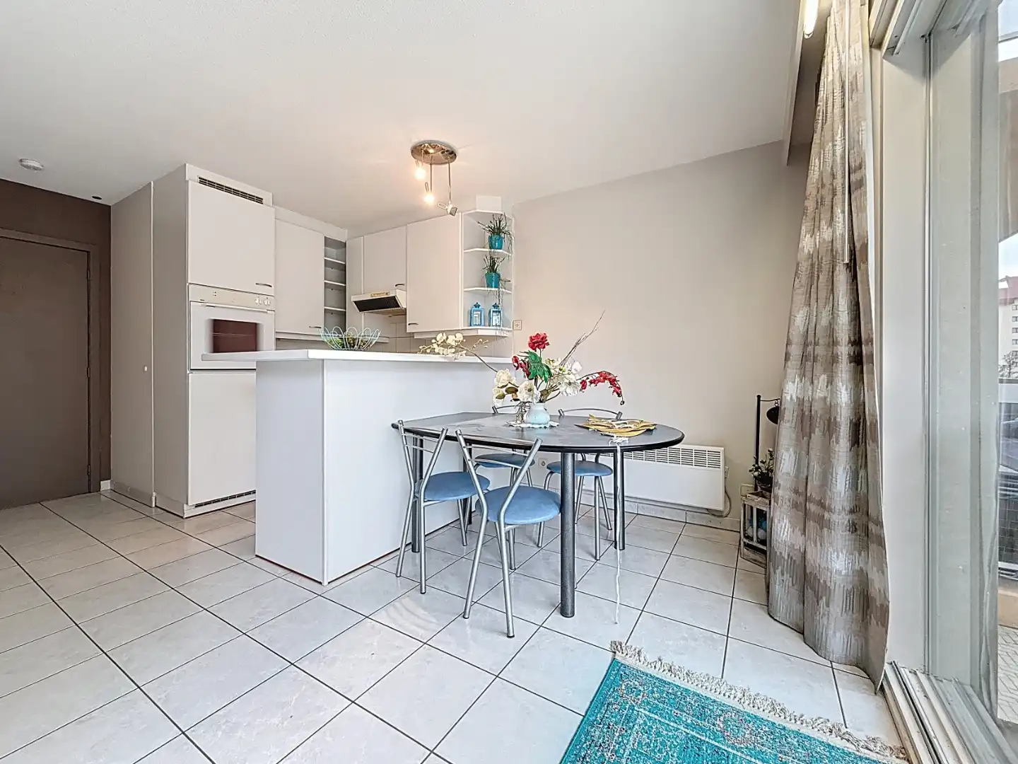 Ruime studio met aparte slaaphoek foto 2