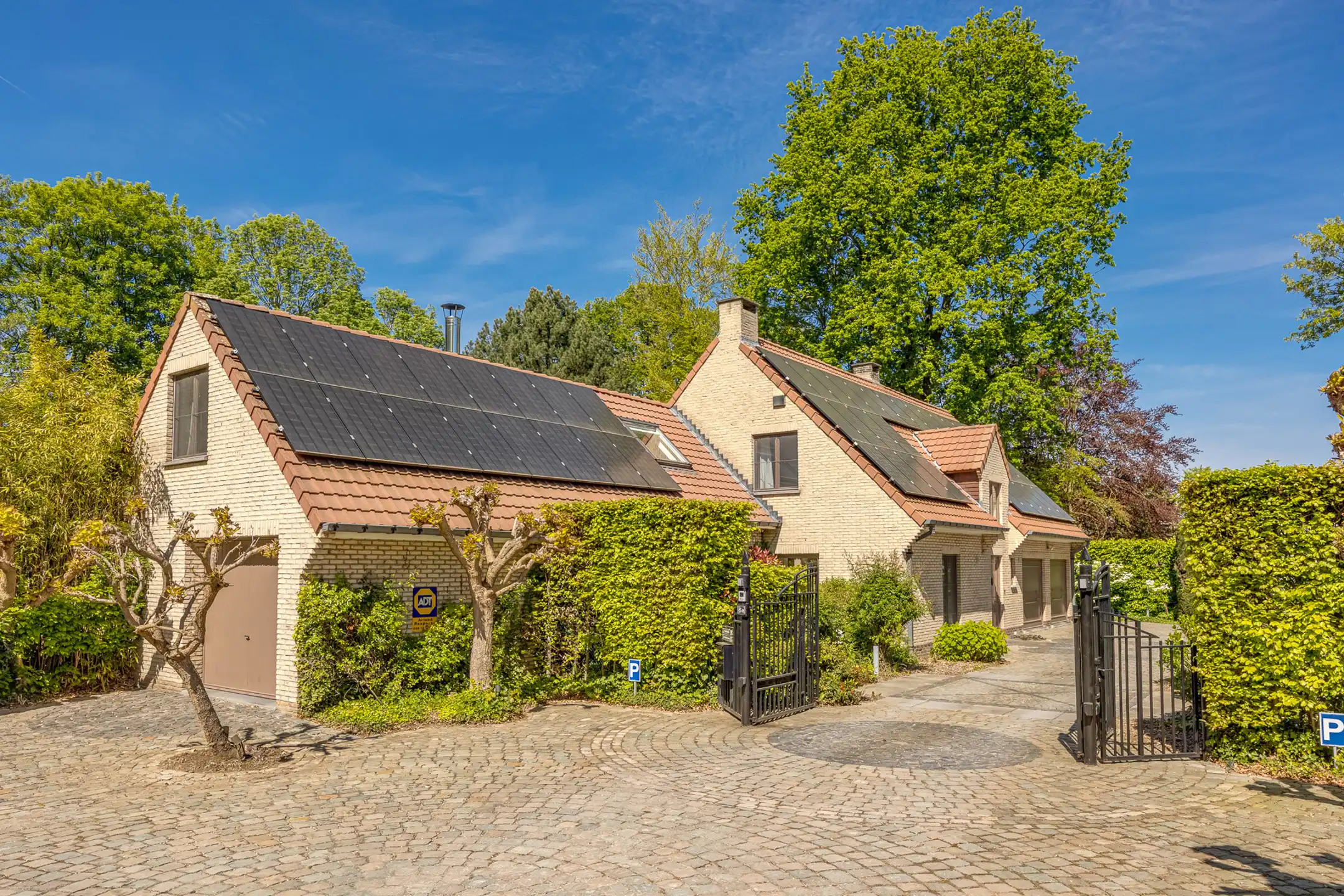Villa in het groen met zwembad, 5 slaapkamers en EPC B foto {{pictureIndex}}