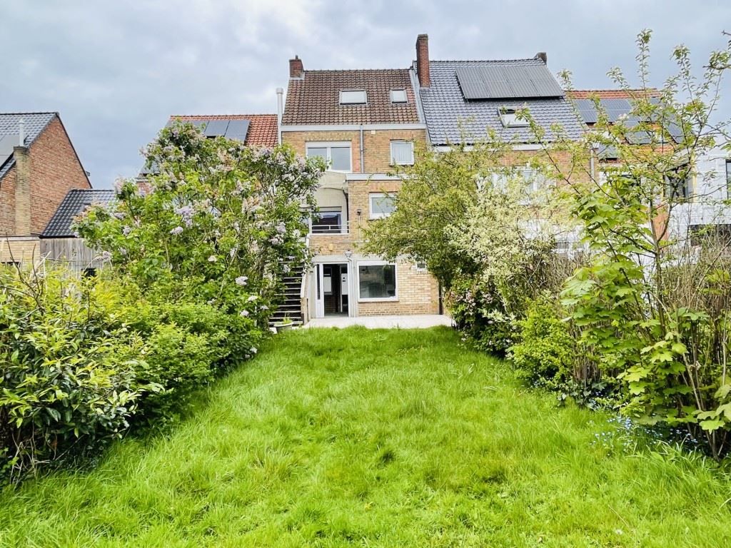 Sint-Kruis  Ruim degelijk gebouwd ENERGIEZUINIG woonhuis met grote GARAGE en TUIN, 4 slaapkamers en open bureau. foto 2