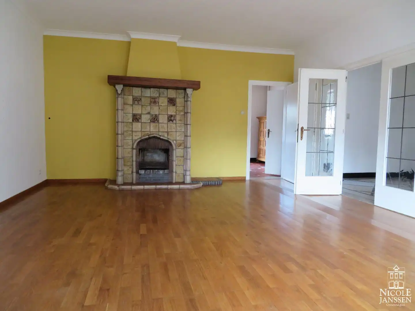 Halfvrijstaande woning met handelsruimte en 5 parkeerplaatsen foto 4