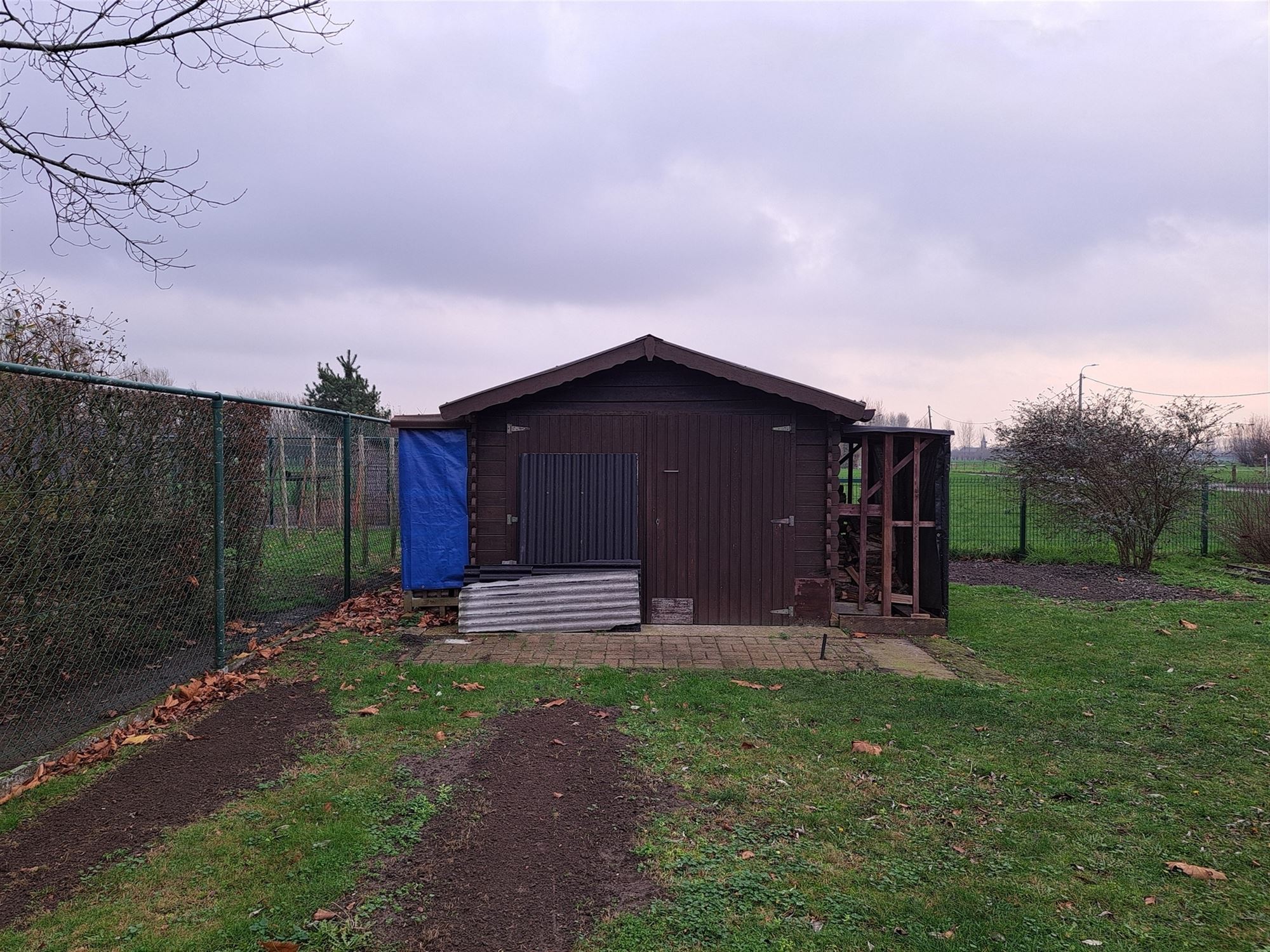Ruime bungalow met mooie tuin en grote oprit. 3 slaapkamers. foto 13