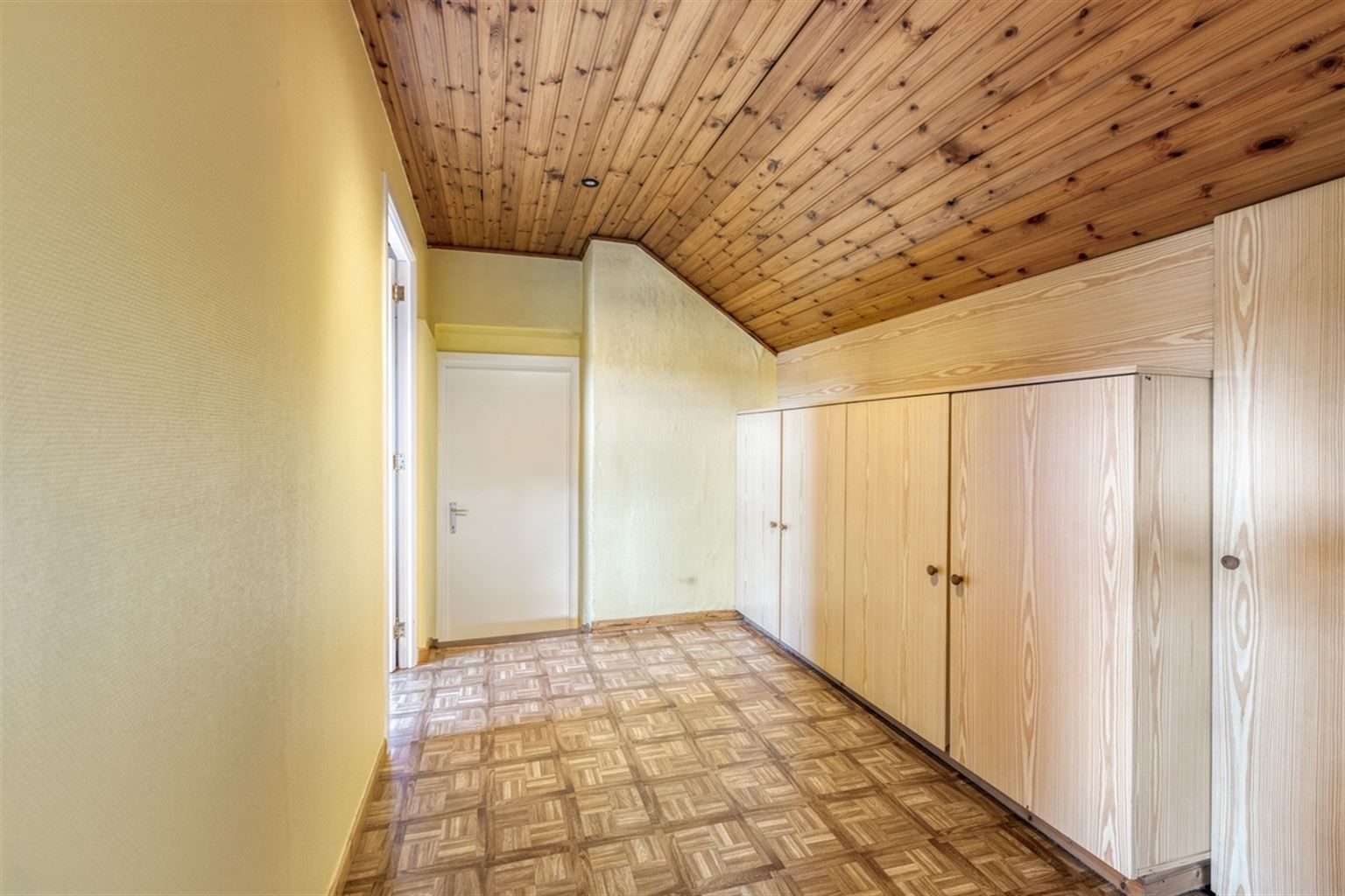 Ruime gezinswoning voorzien van 5 slaapkamers, garage, kelder en tuin nabij het centrum van Neeroeteren. Tevens mogelijkheden voor het uitoefenen van een vrij beroep, praktijkruimte, kapsalon, etc.  foto 21