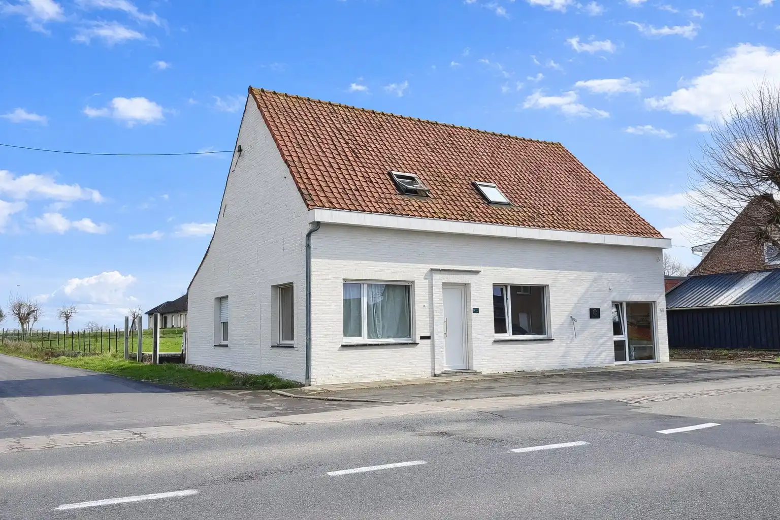 Vrijstaande woning op groot hoekperceel van 1.440 m² met open zicht en uitbreidingsmogelijkheden foto {{pictureIndex}}