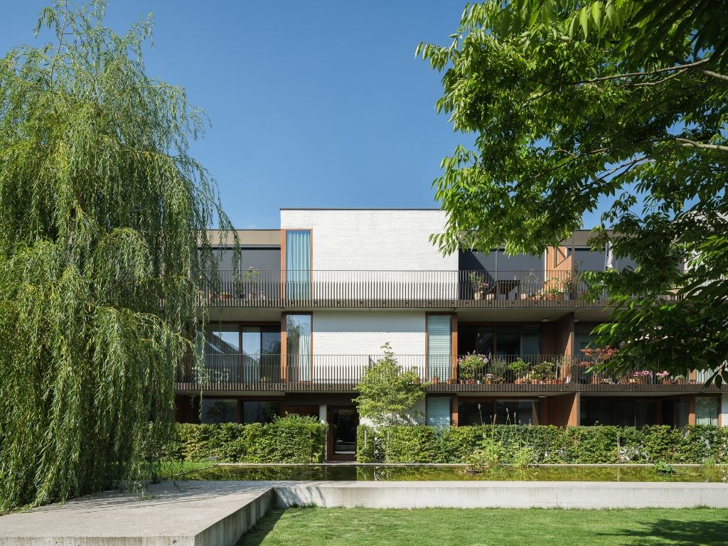 Hedendaags gelijkvloers appartement met één slaapkamer en stadstuin, gelegen in de voormalige brandweerkazerne en de vroegere kunstacademie, midden in het historisch hart van Gent. foto {{pictureIndex}}