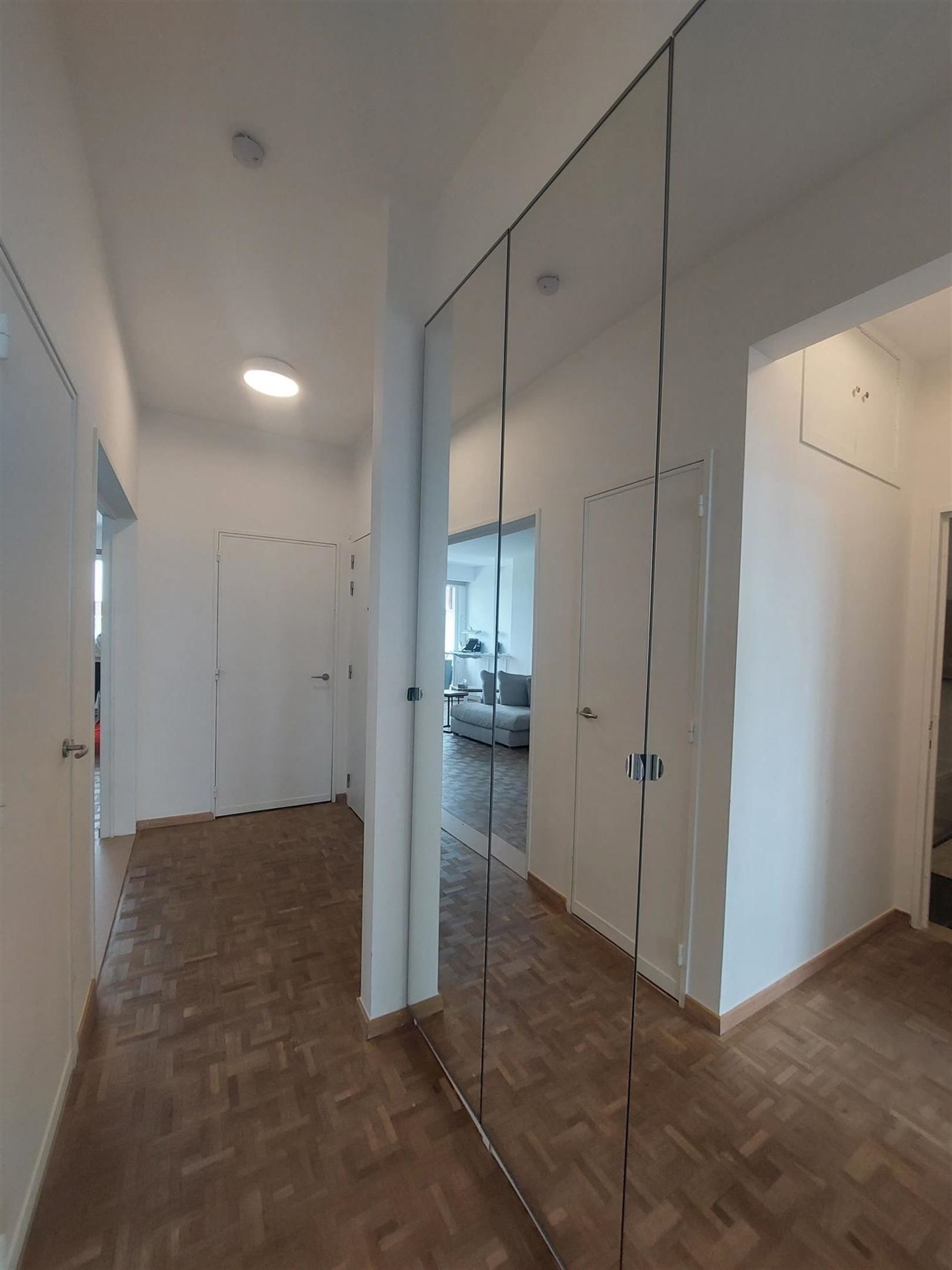 Volledig gerenoveerd appartement met 2 slpks en terras foto 6