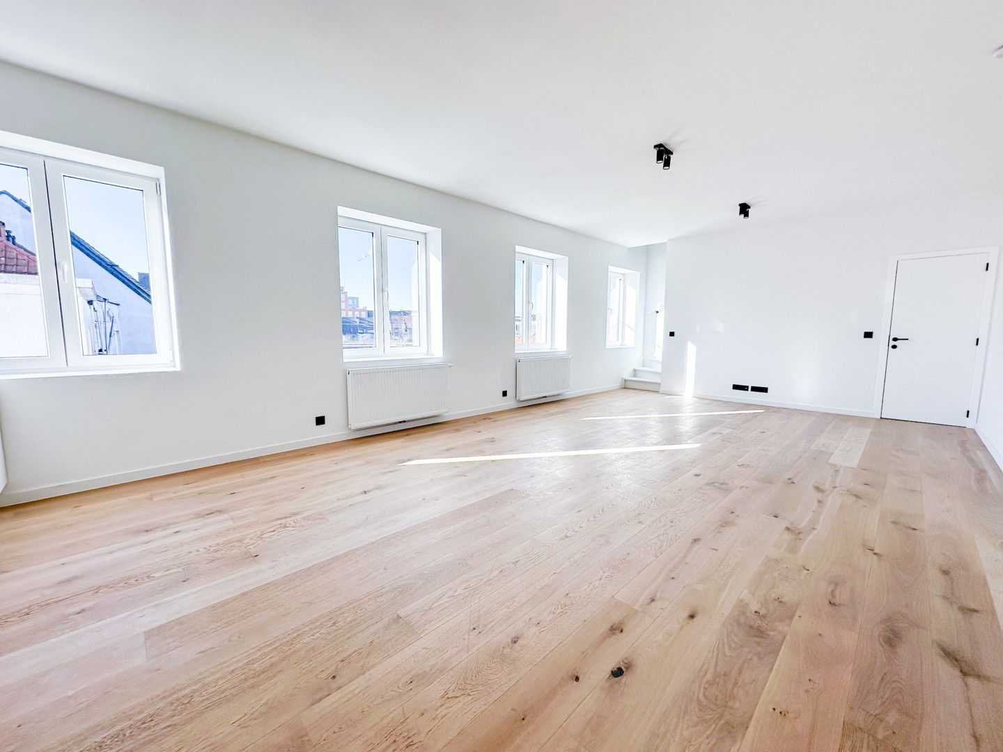 Totaal gerenoveerd, lichtrijk en ruim duplex appartement foto 3