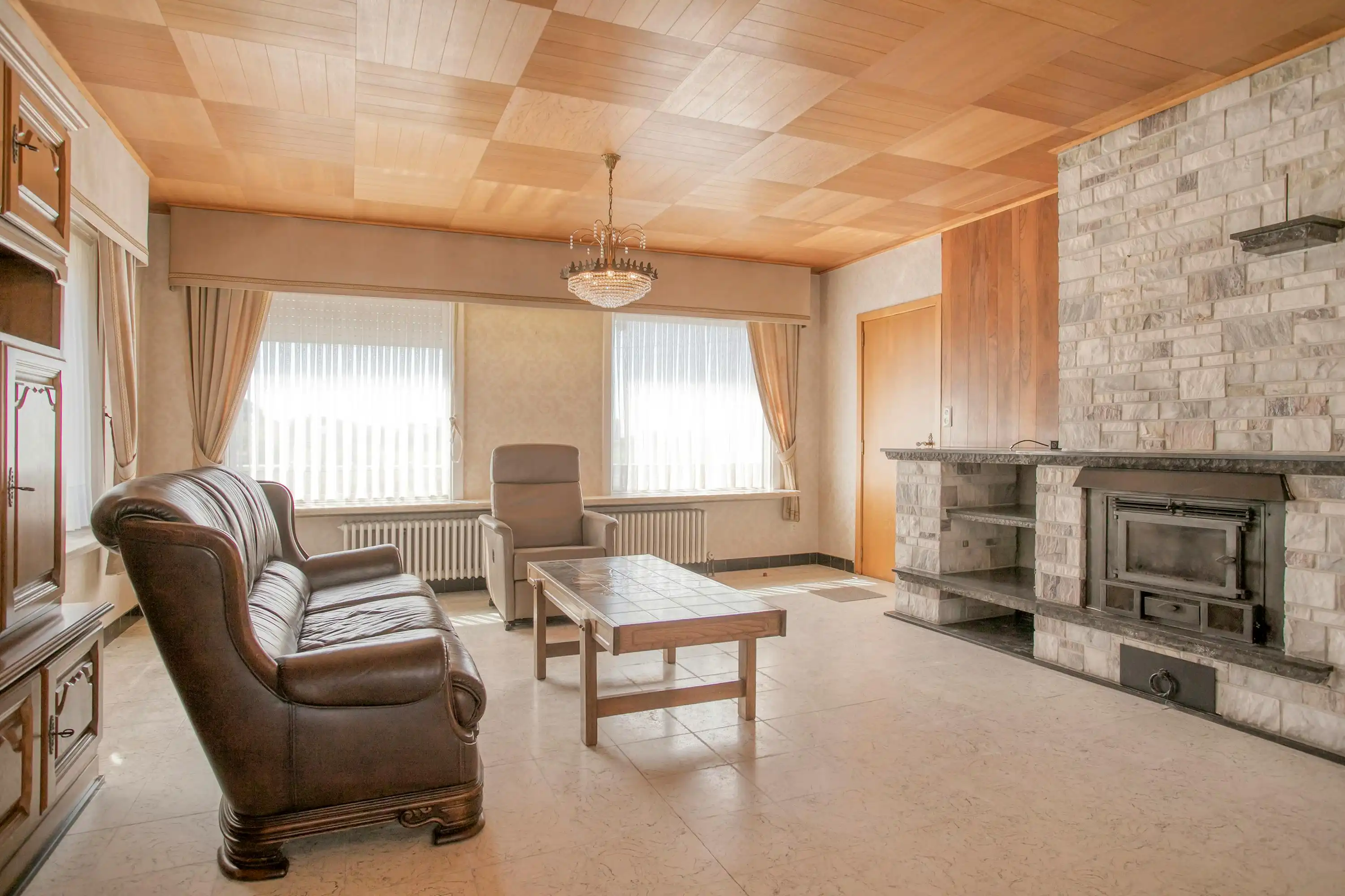 Te renoveren woning met 6 slaapkamers en loodsen te Kortemark foto 3