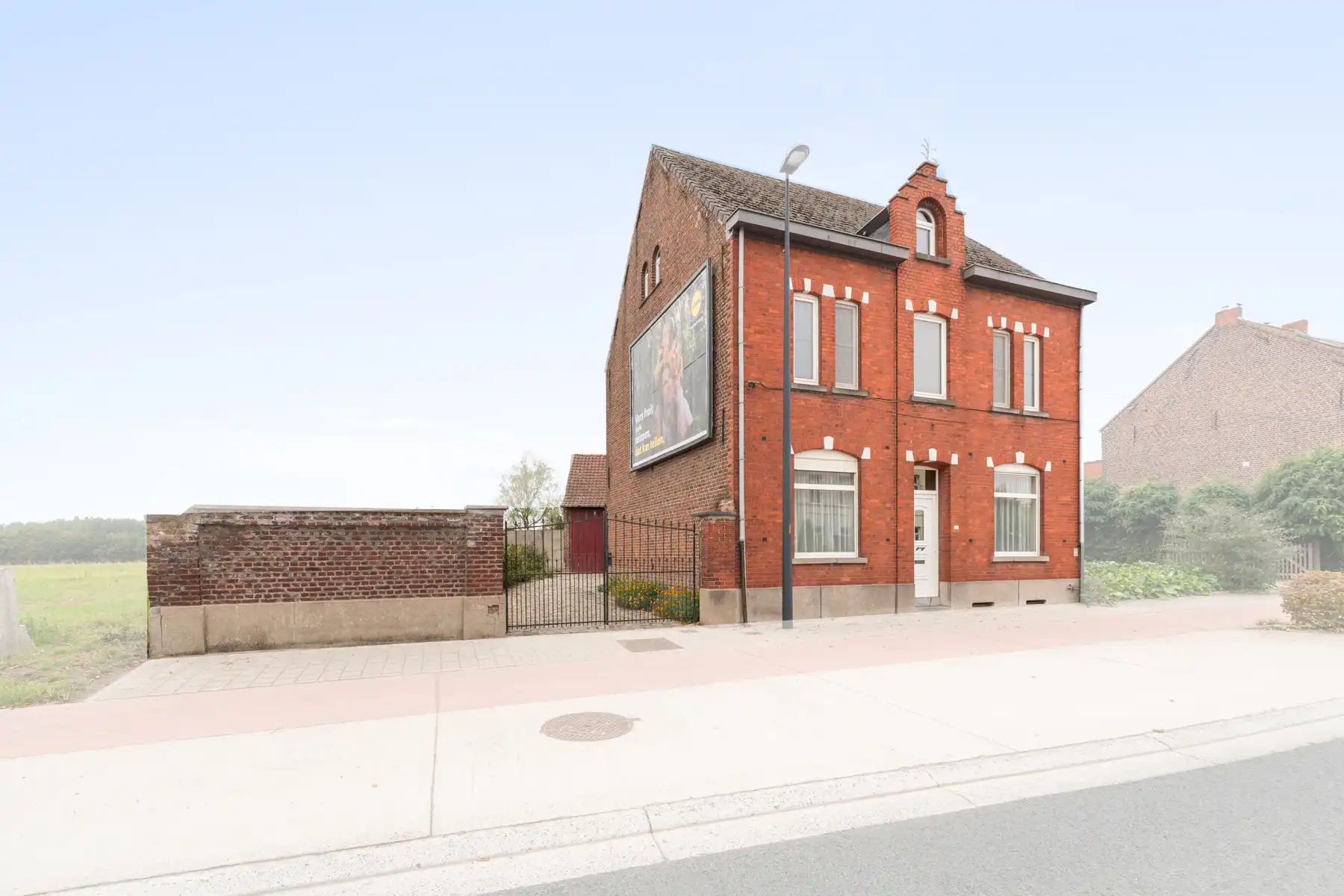 TE KOOP - halfopen bebouwing met 3 slaapkamers en EPC D foto {{pictureIndex}}