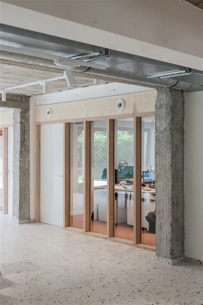 Single tenant gerenoveerd kantoorgebouw van 890m² foto 6