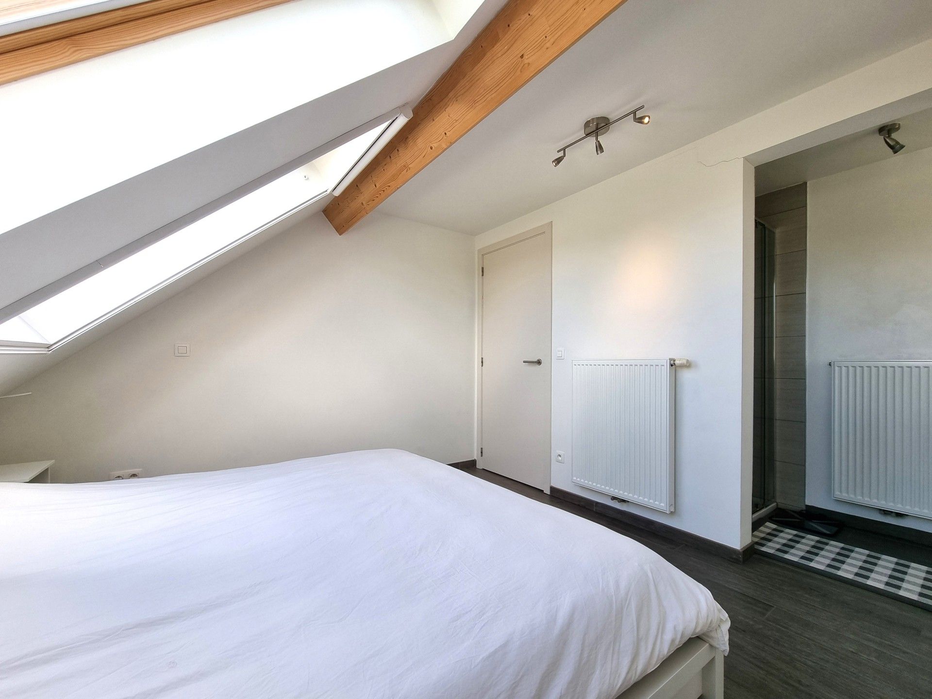 Handelsgelijkvloers met triplex-appartement in het hartje van Pamel foto 19