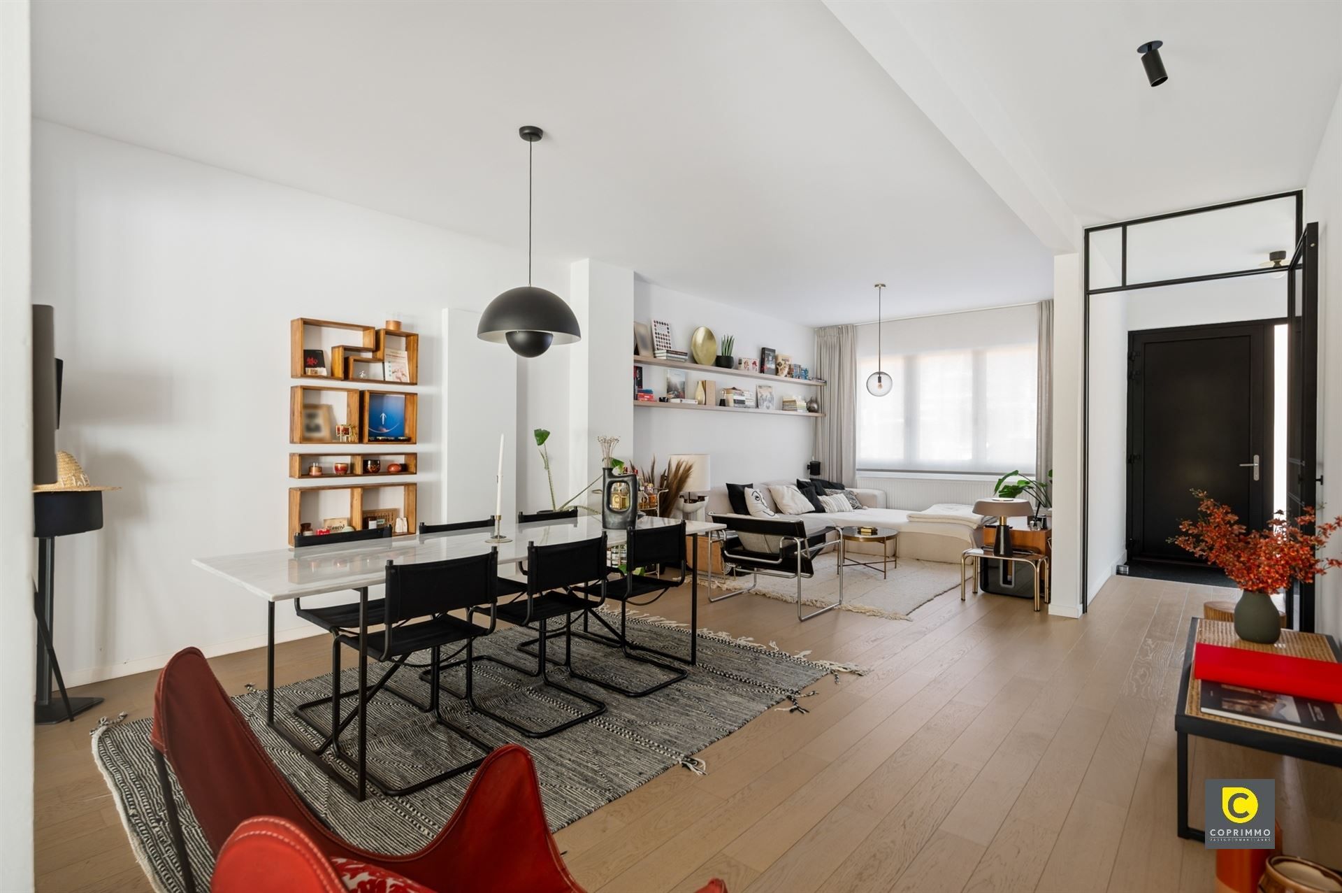Gerenoveerde woning met 3 slpks, tuin en oprit foto 3
