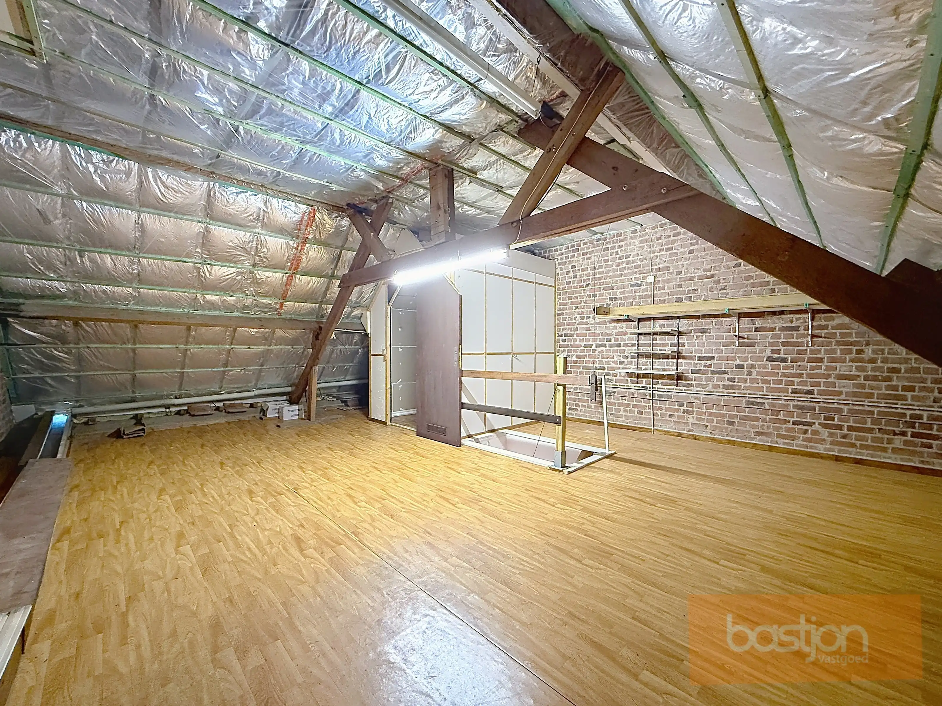 Te renoveren woning met goede ligging foto 14