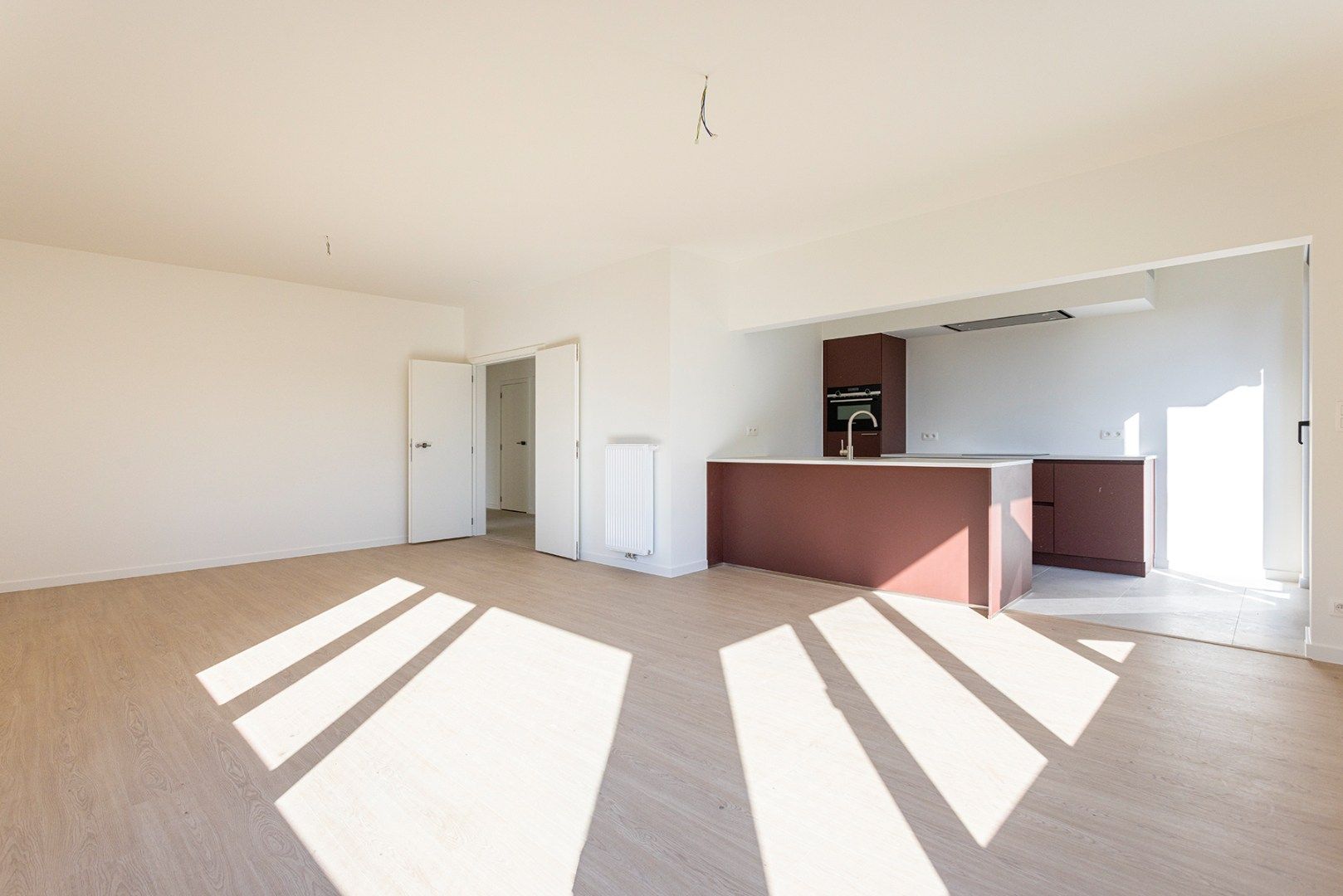Volledig gerenoveerd (vernieuwbouw) 3-slaapkamer appartement met terras! foto 3