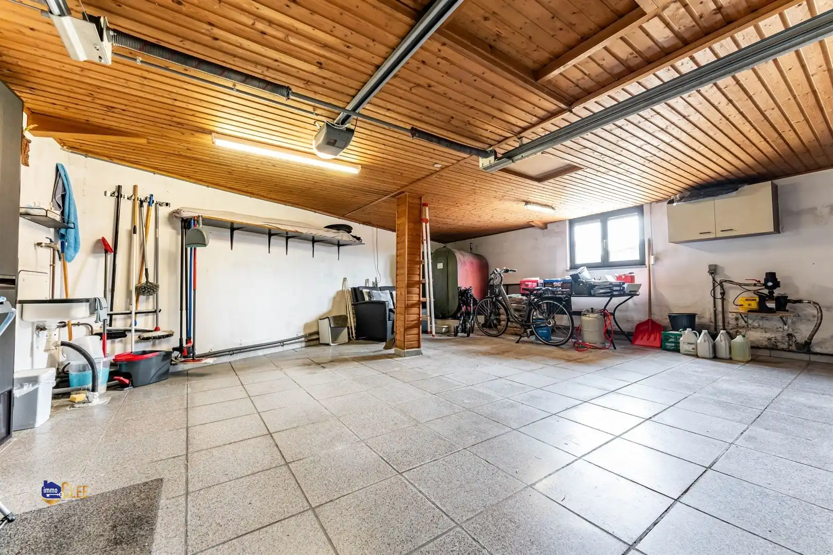 Gelijkvloerse bungalow met veranda, garage en ruime tuin foto 11
