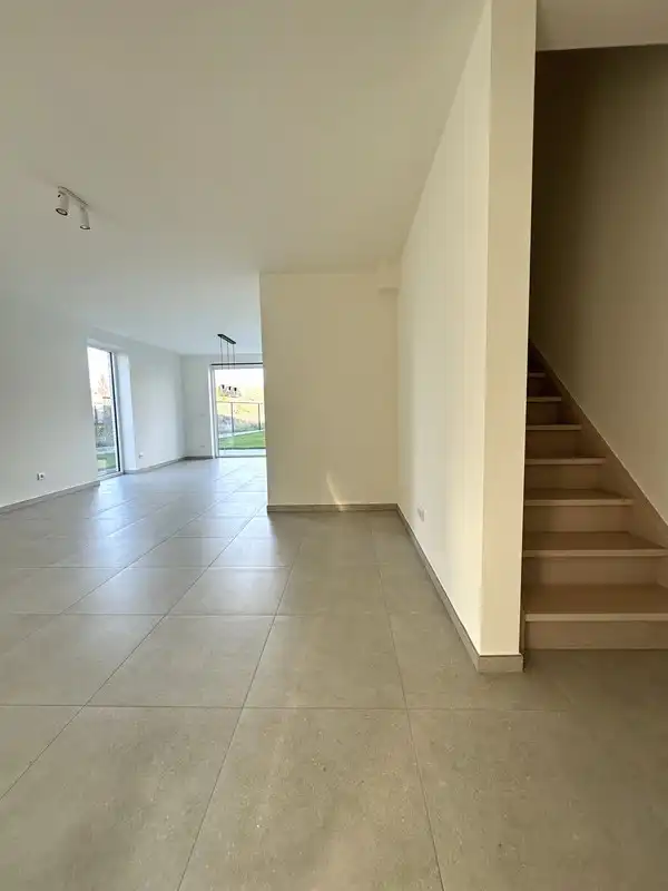 Volledig afgewerkte halfopen nieuwbouwwoning foto 6