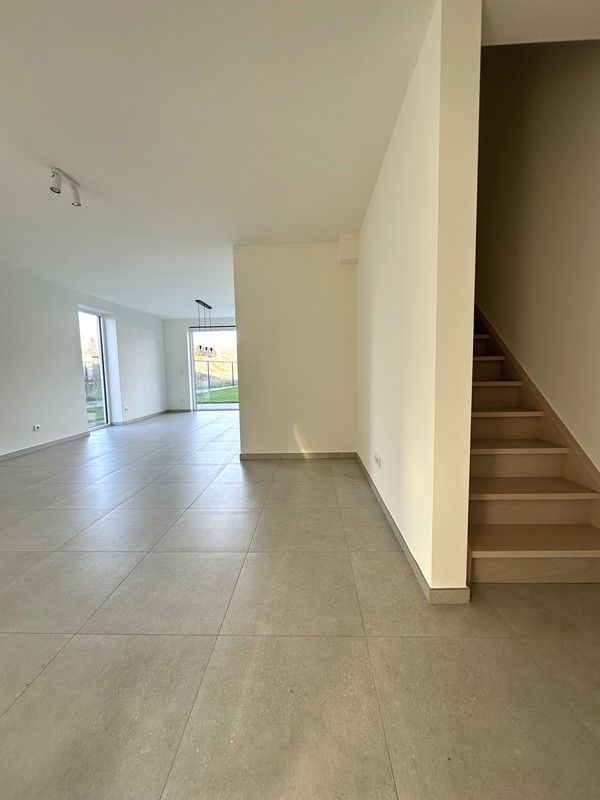 Volledig afgewerkte halfopen nieuwbouwwoning foto 6