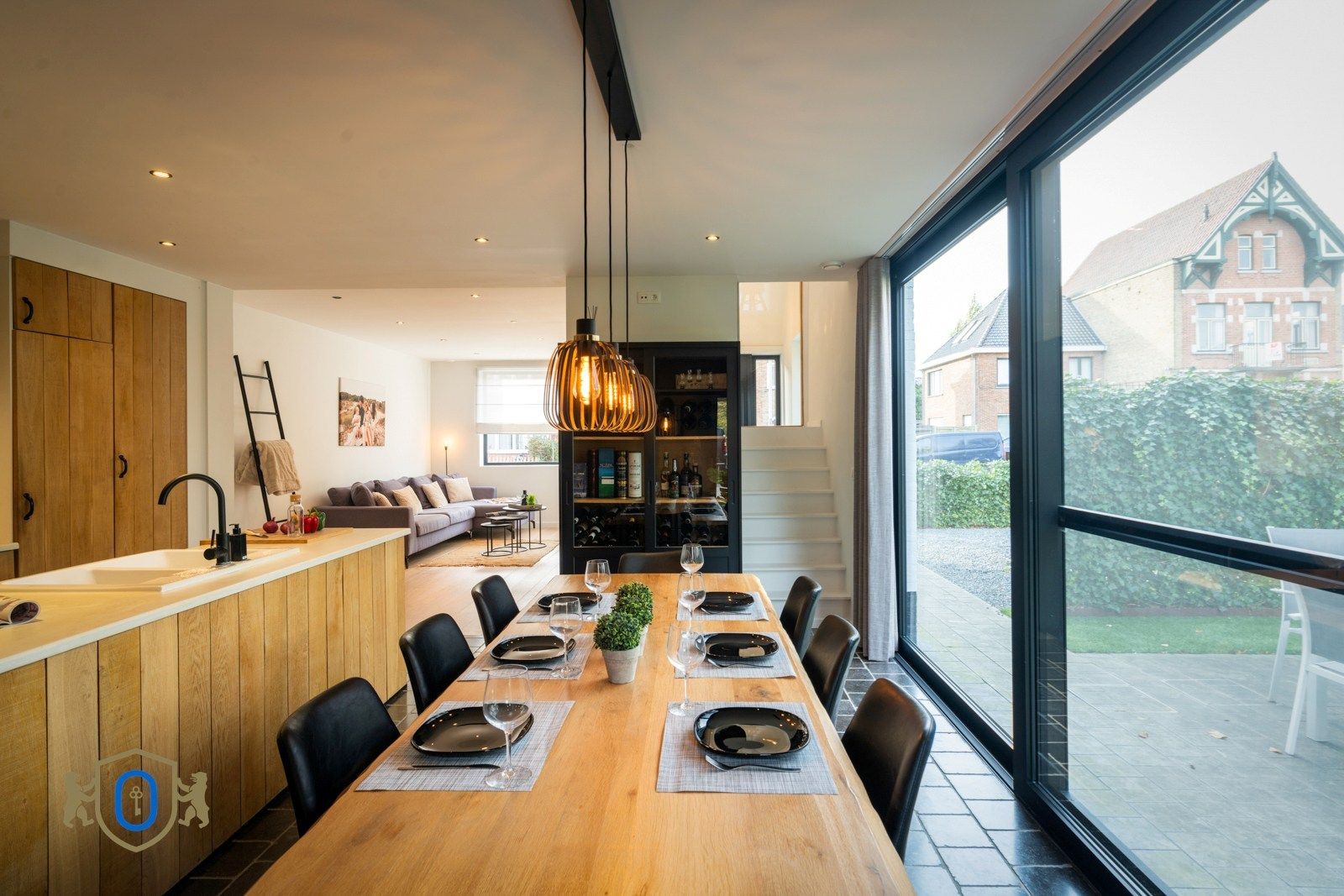 Halfopen 3-slpkr woning met tuin & carport foto 8