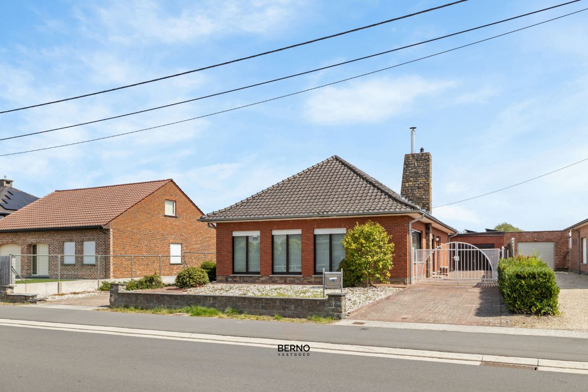 Instapklare gelijkvloerse woning op 1128 m² – 3 slaapkamers, ruime tuin én garage. foto {{pictureIndex}}