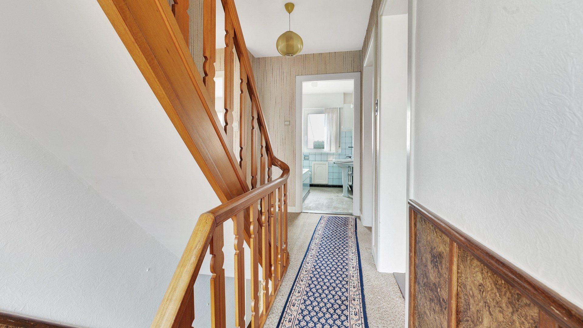 Klassieke villa met bijgebouwen, garage en prachtige tuin foto 12