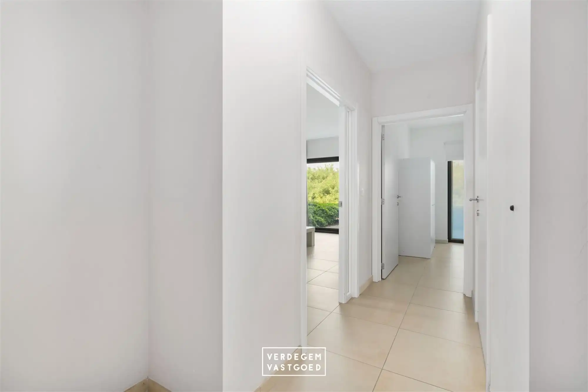 Gelijkvloers service-appartement met autostaanplaats foto 9