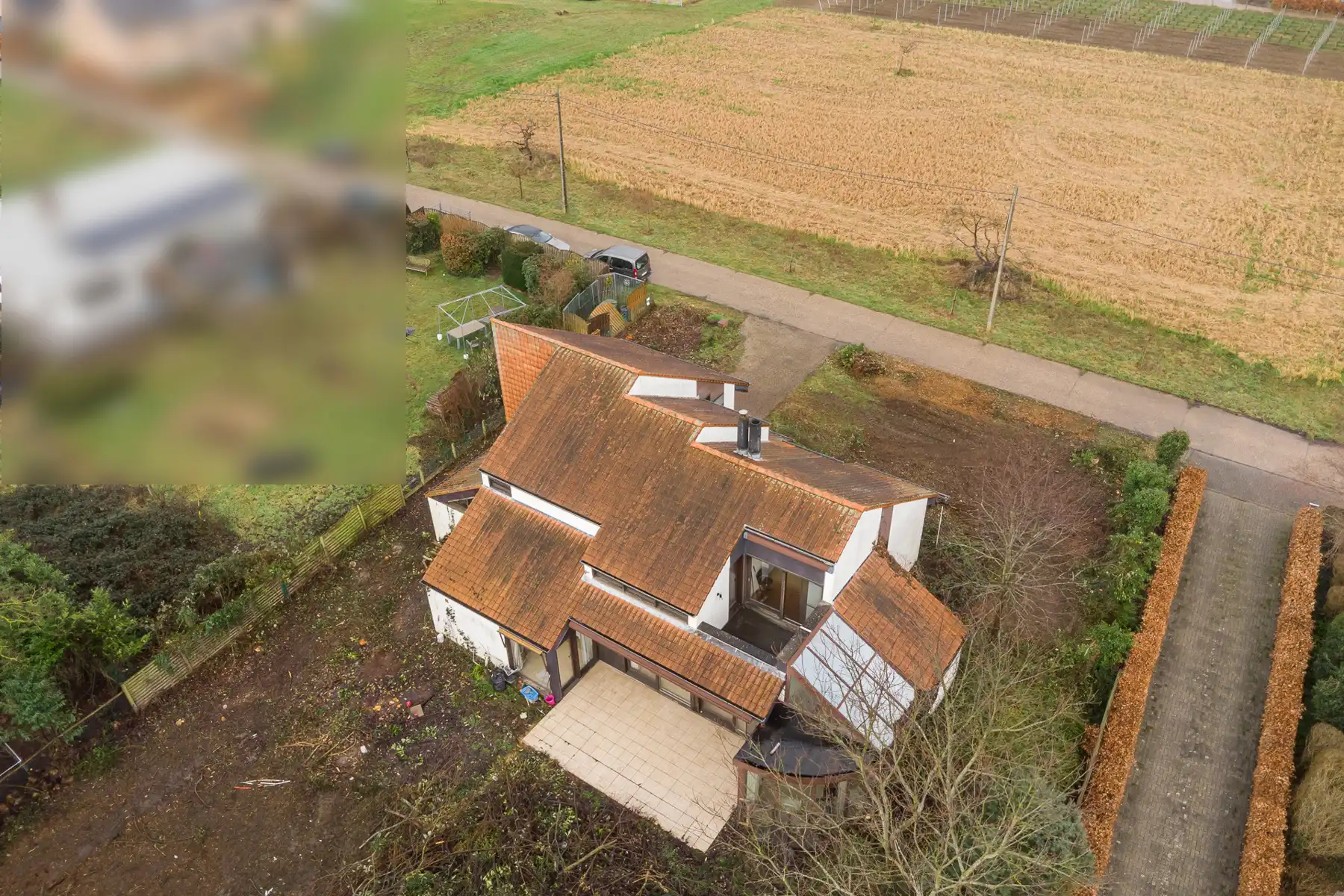 Hoofdfoto van de publicatie: Te renoveren split-level villa met 4 slk + bureel op 1.924m²