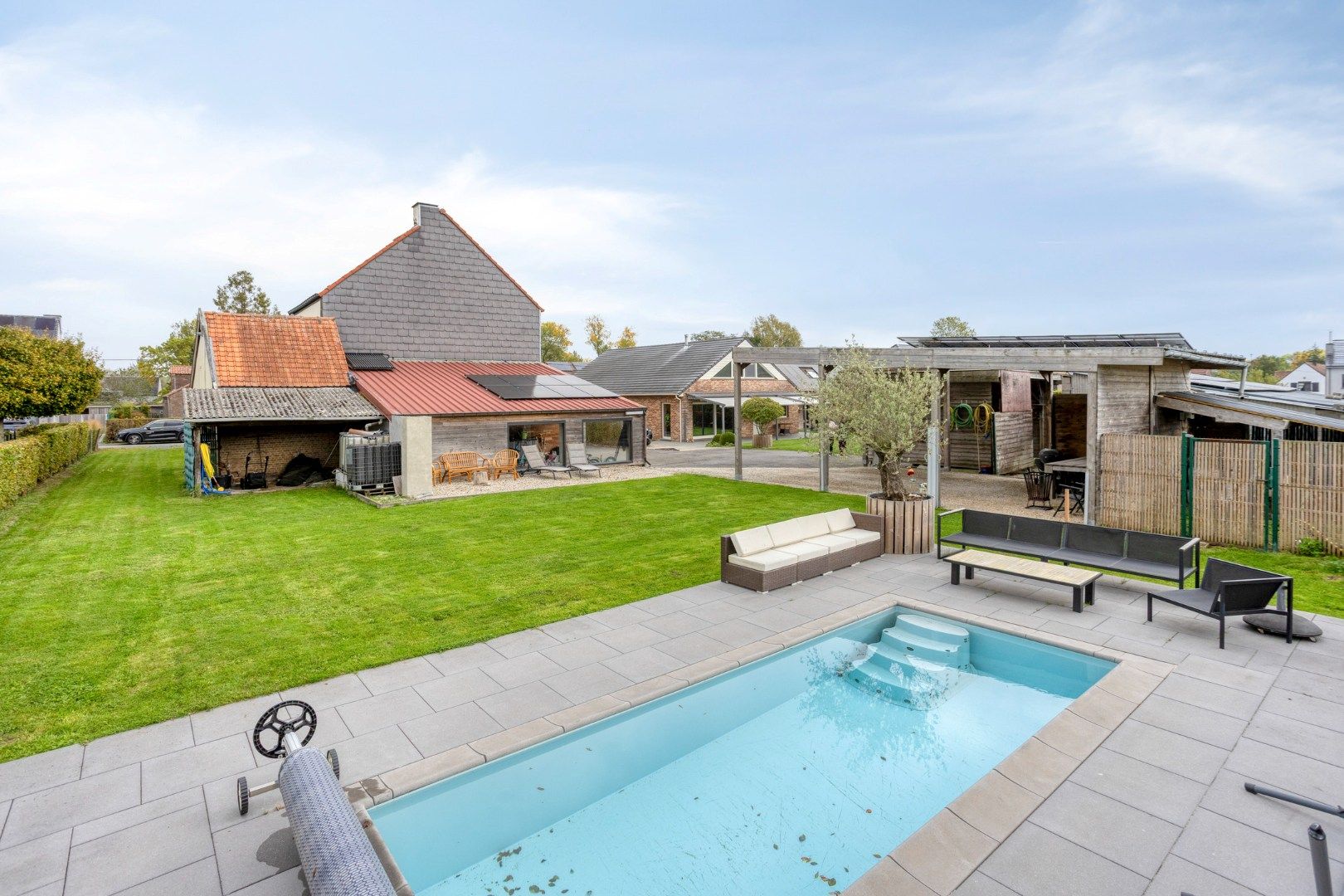 Op zoek naar een exclusieve tweewoonst in landelijk Merchtem? Welkom Home! foto {{pictureIndex}}