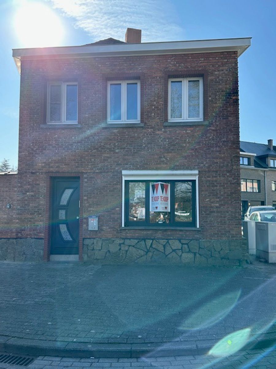 Te koop : Op te frissen woning foto {{pictureIndex}}