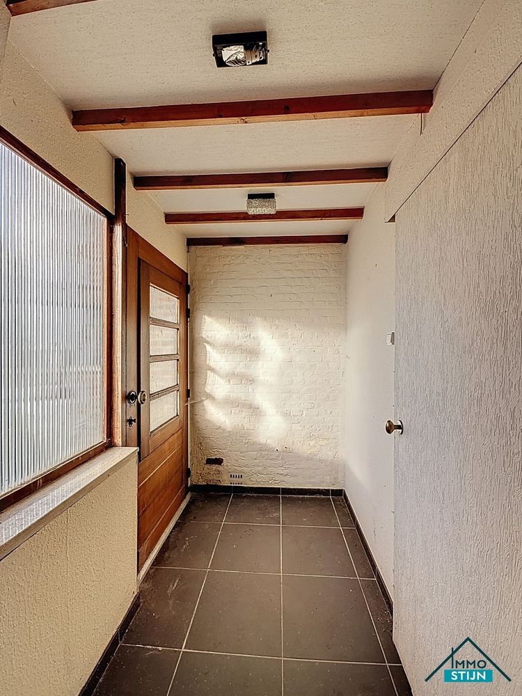 Ruime te renoveren woning met veel potentieel foto 2