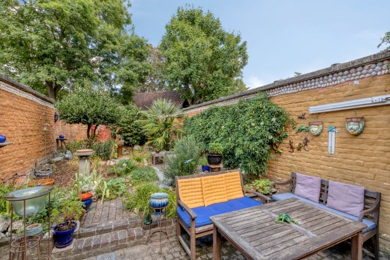KARAKTERVOLLE BURGERWONING MET TUIN IN EEN RUSTIGE BUURT foto 4