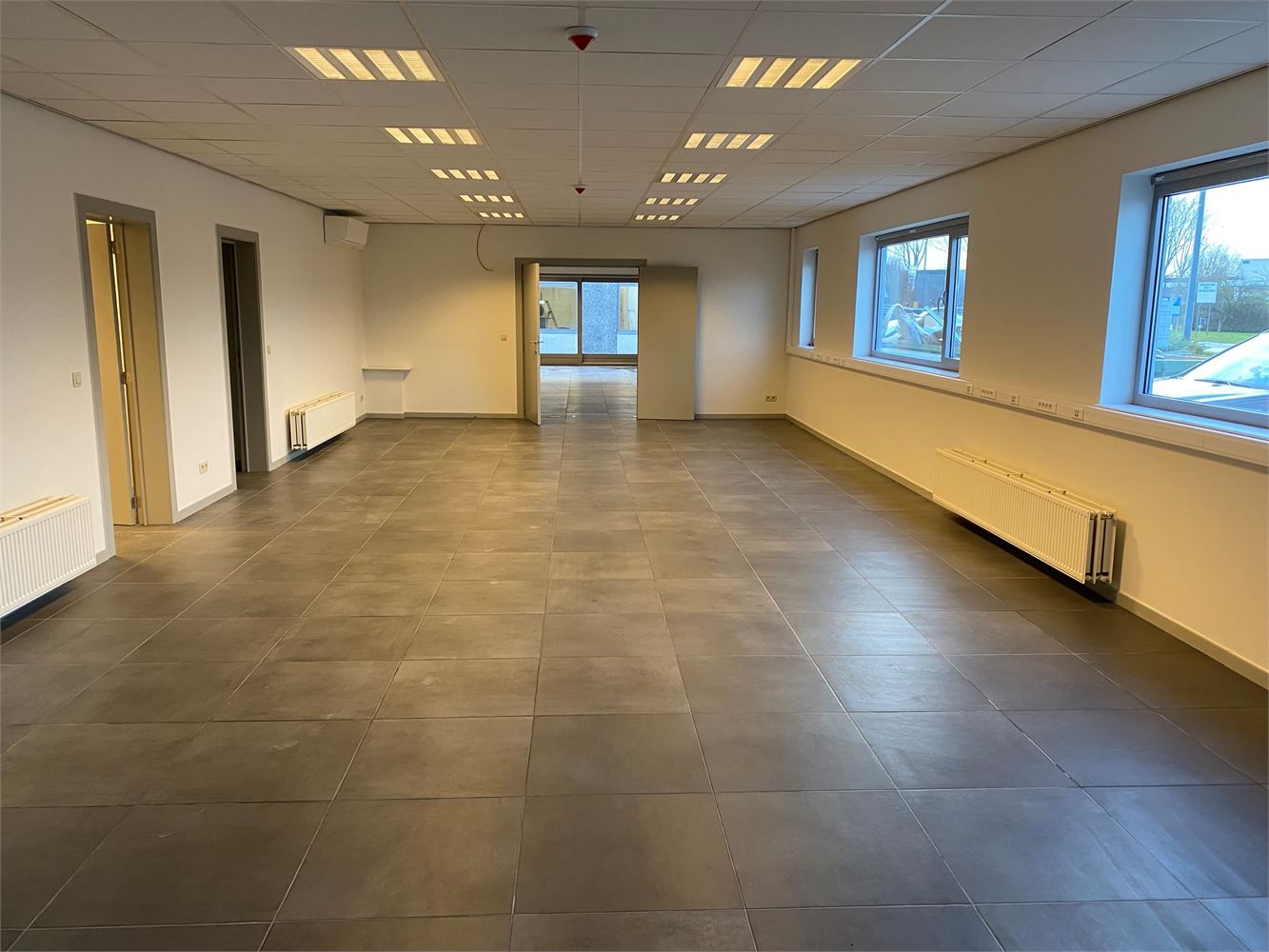 MODERNE MAGAZIJNEN MET KANTOOR EN PRIVEPARKING NABIJ E40 foto 7