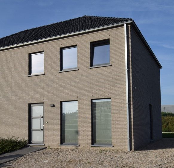 TE KOOP in Semmerzake Duffelstraat aan de Grenadierslaan 14 foto {{pictureIndex}}