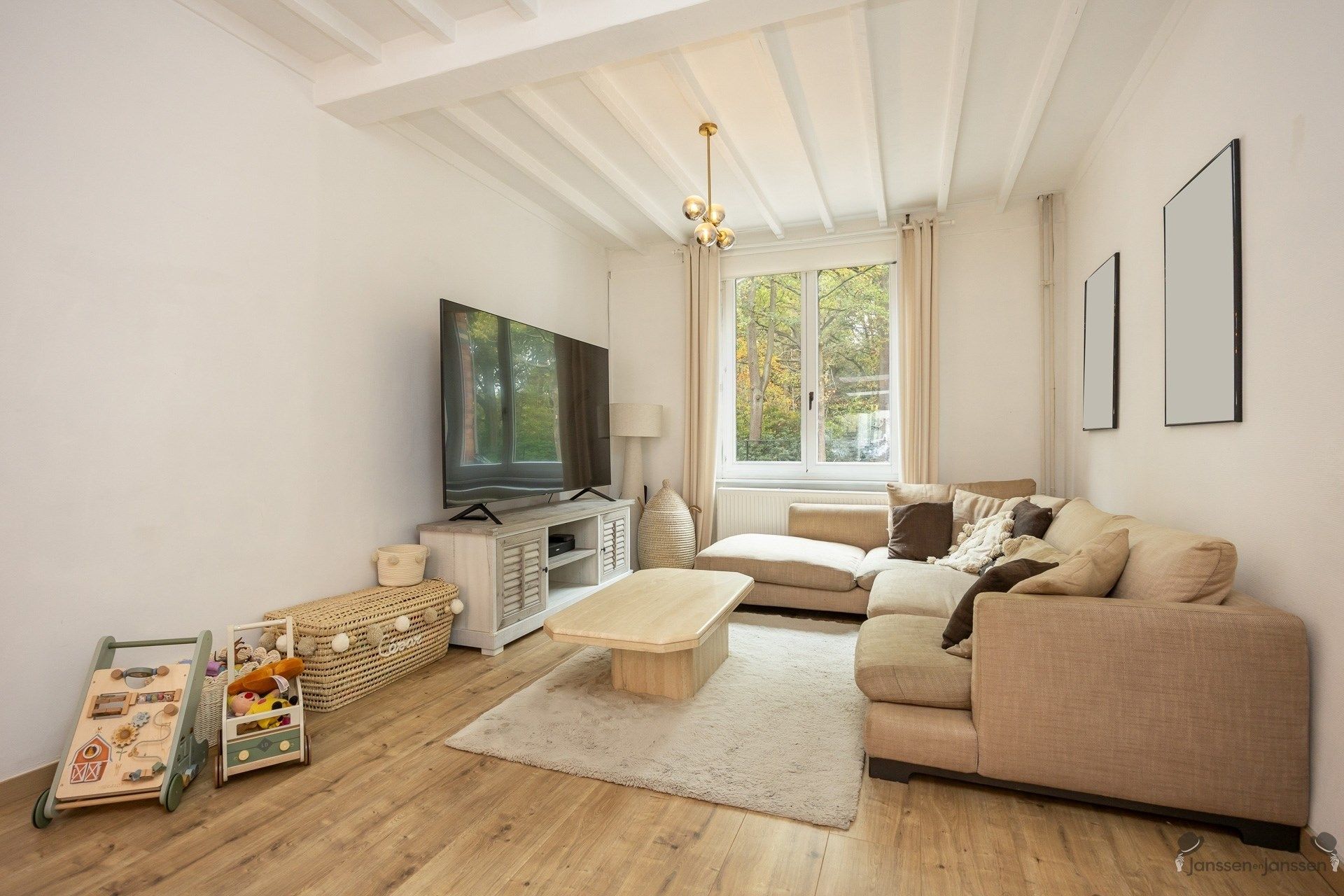 Charmante, instapklare woning met vernieuwde designkeuken, 4 slaapkamers en garage in hartje Brasschaat foto 10