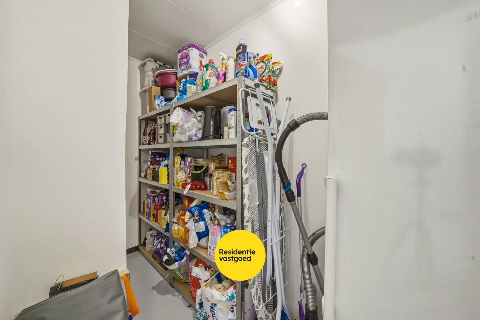 Instapklare ruime bungalow met zongerichte tuin in hartje Oudenburg! foto 12