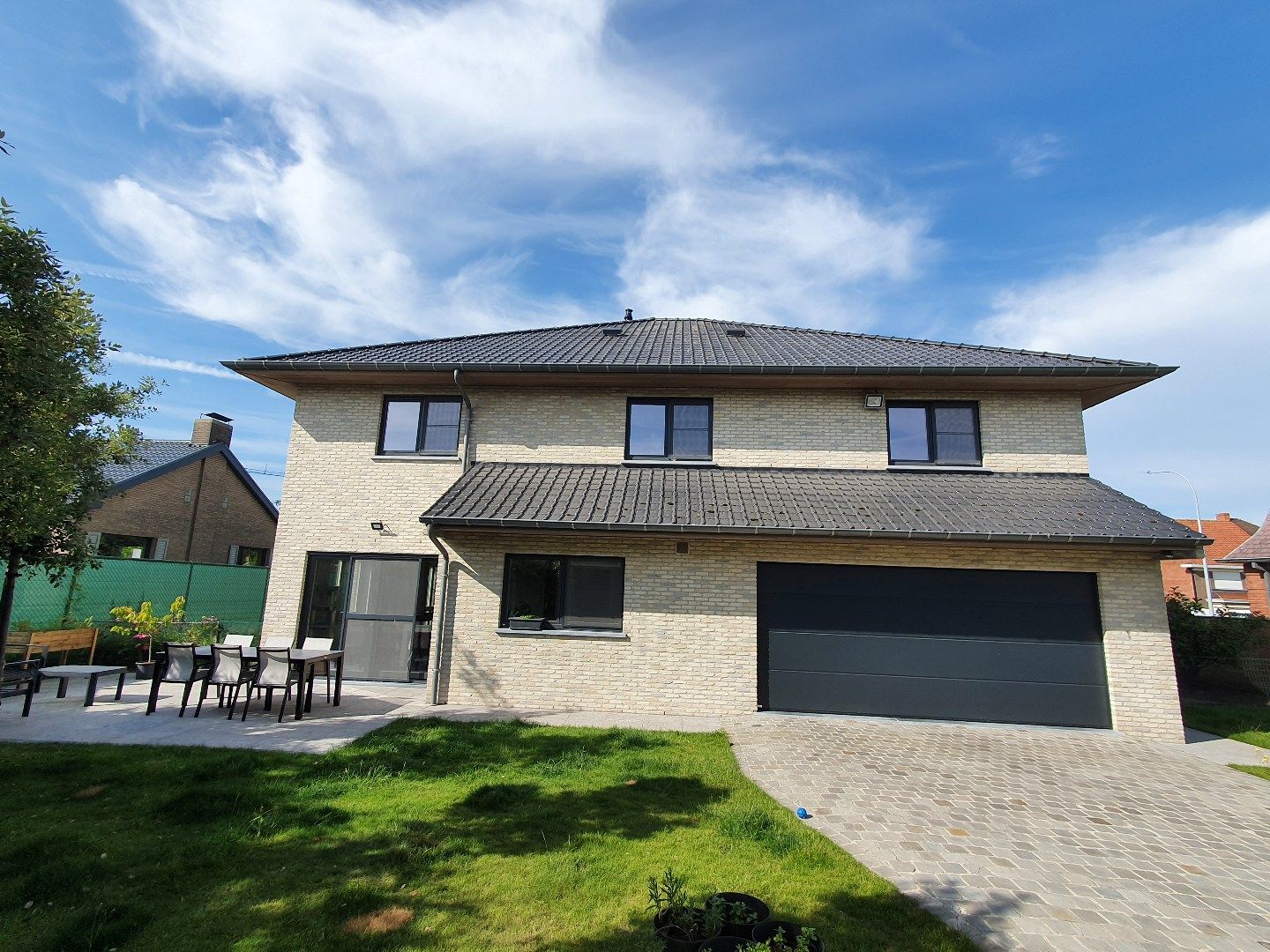 Volledig afgewerkte villa met 4 SLK en grote tuin foto {{pictureIndex}}