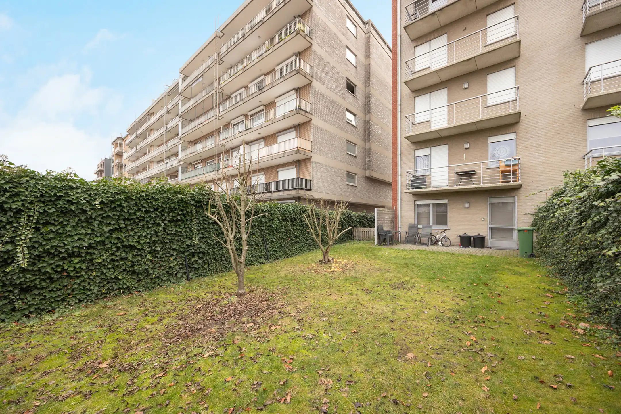 Gelijkvloers appartement met 2slkp en grote tuin foto 12