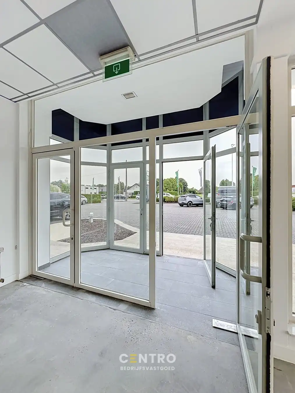 Schitterend gelegen KANTOOR/WINKELRUIMTE (AAA-locatie met TOP visibiliteit !) te Roeselare. foto 2